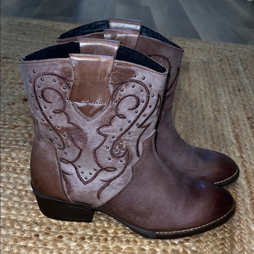 Sterling River Mauve/Brown Western Studded Leather Ankle Boots. Size 9.